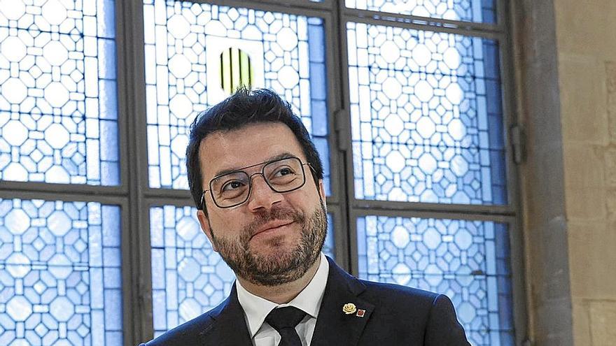 Pere Aragonès posa en el interior del Palacio de la Generalitat.