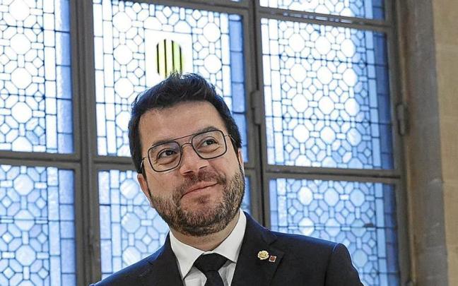 Pere Aragonès posa en el interior del Palacio de la Generalitat.