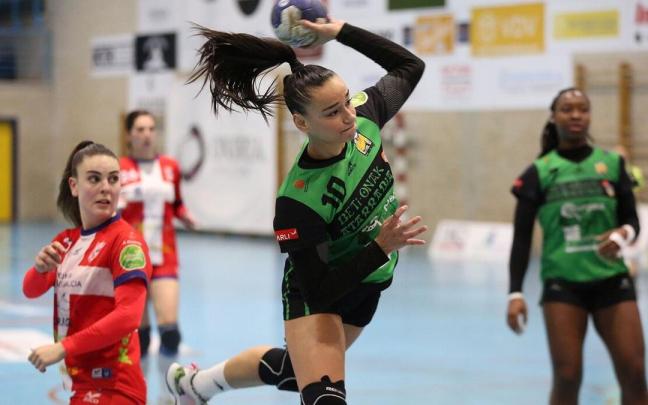 La extremo navarra Luzia Zamora tira a la portería del Guardés. La extremo navarra Luzia Zamora tira a la portería del Guardés.