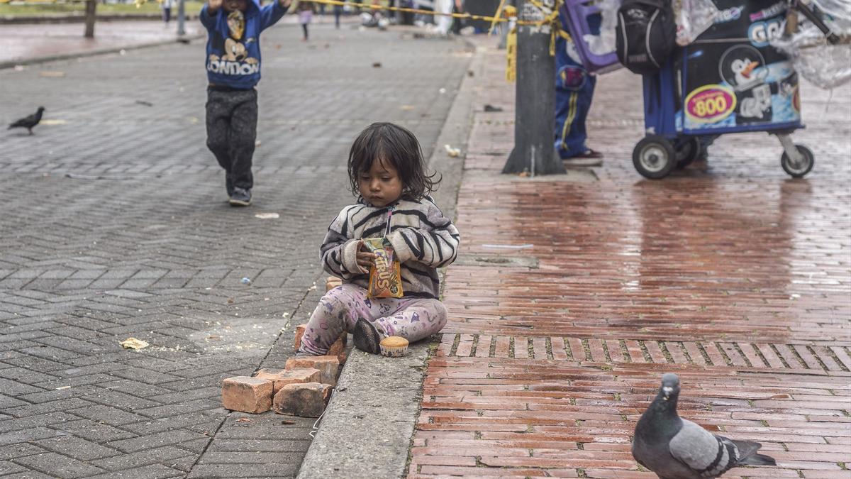 Una niña en una calle de Bogotá, Colombia.