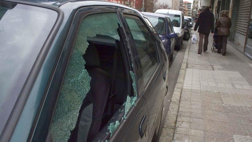 Imagen de archivo de un vehículo aparcado en una calle de Santurtzi con la ventanilla del conductor destrozada por un acto vandálico.