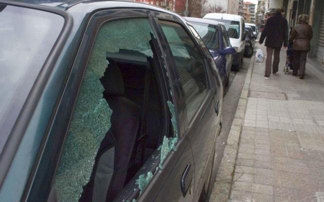 Imagen de archivo de un vehículo aparcado en una calle de Santurtzi con la ventanilla del conductor destrozada por un acto vandálico. Imagen de archivo de un vehículo aparcado en una calle de Santurtzi con la ventanilla del conductor destrozada por un acto vandálico.