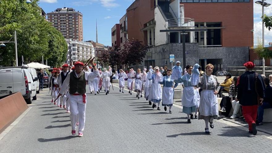 Desfile de Inude eta Artzainak por Euskadi Etorbidea