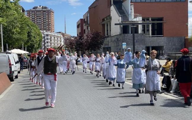 Desfile de Inude eta Artzainak por Euskadi Etorbidea