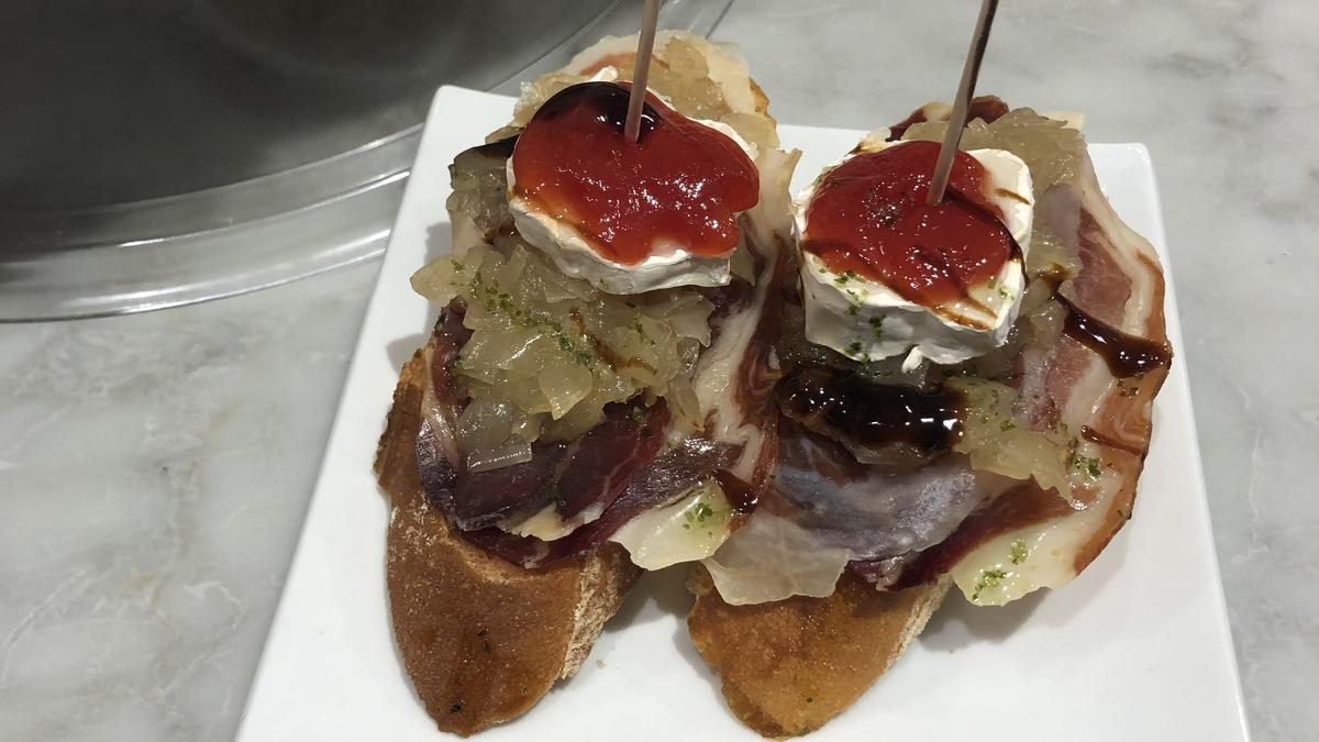 Pintxo rulo de cabra y cebolla caramelizada
