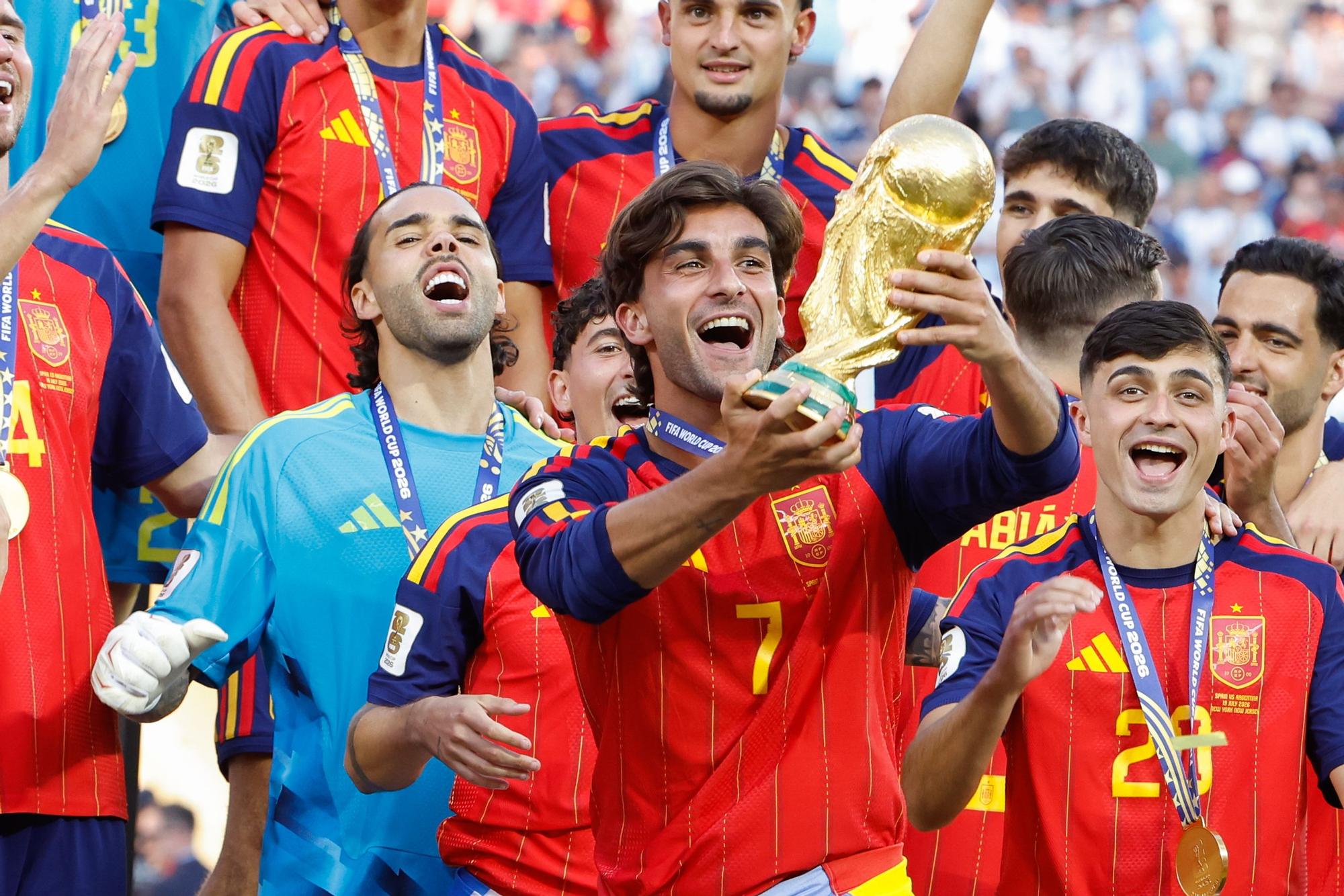 Ferran Torres, autor del gol de la victoria, junto a sus compañeros en la final del Mundial.
