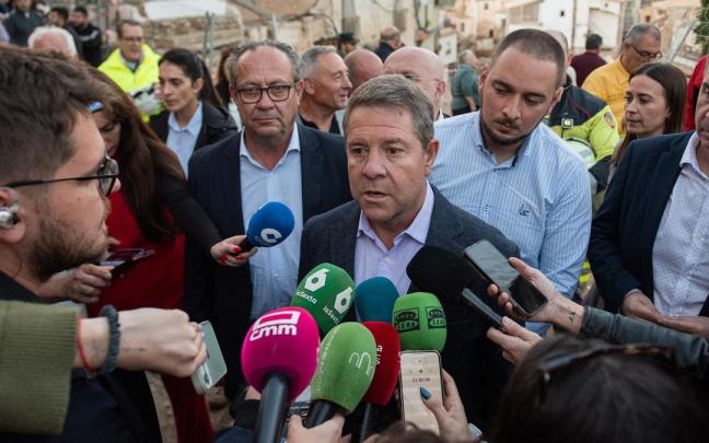 El presidente de Castilla-La Mancha, Emiliano García-Page, atiende a los medios de comunicación.