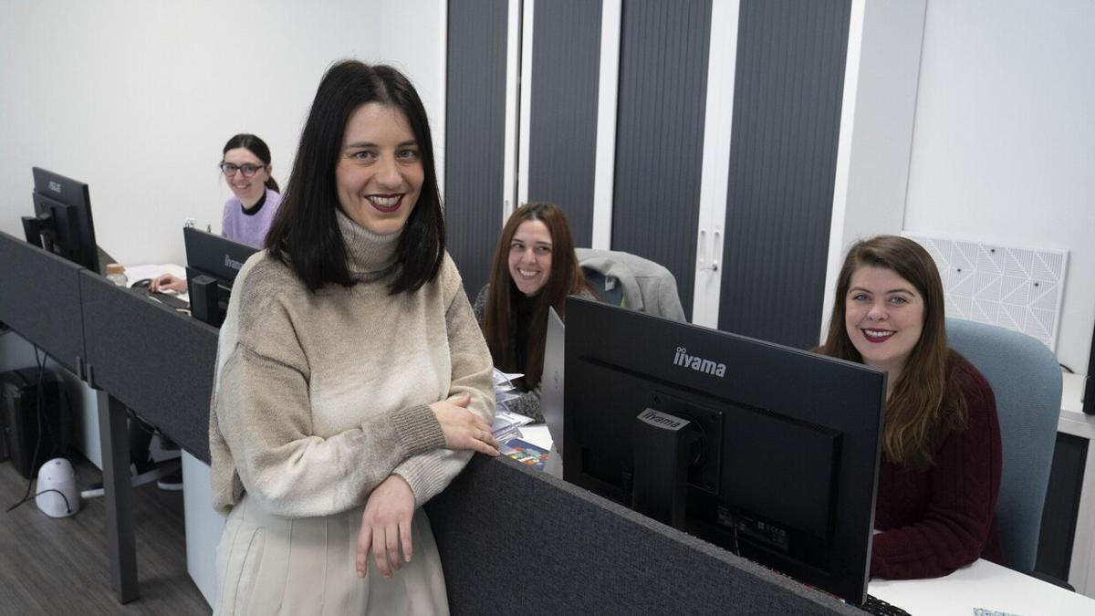 Lara Pascual, directora financiera de TAAV, junto a parte de su equipo.