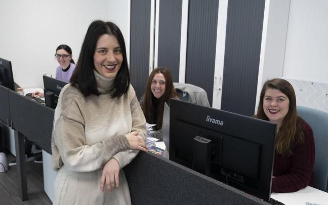 Lara Pascual, directora financiera de TAAV, junto a parte de su equipo.