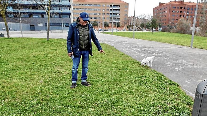 El padre de Aimar, Carlos, en el lugar de los hechos. | FOTO: P. BLANCO