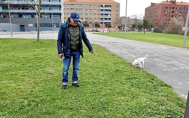 El padre de Aimar, Carlos, en el lugar de los hechos. | FOTO: P. BLANCO El padre de Aimar, Carlos, en el lugar de los hechos. | FOTO: P. BLANCO