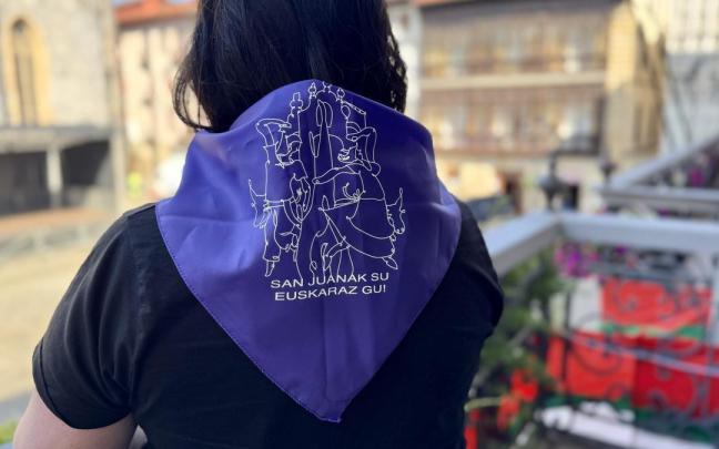 Pañuelos festivos con el lema 'San Juanak su, euskaraz gu!'.