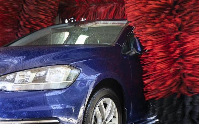 Un vehículo en un túnel de lavado.