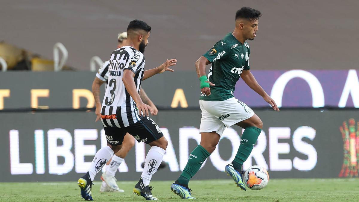 Gabriel Menino (d) en un partido con el Palmeiras.