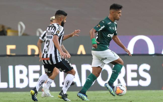 Gabriel Menino (d) en un partido con el Palmeiras.