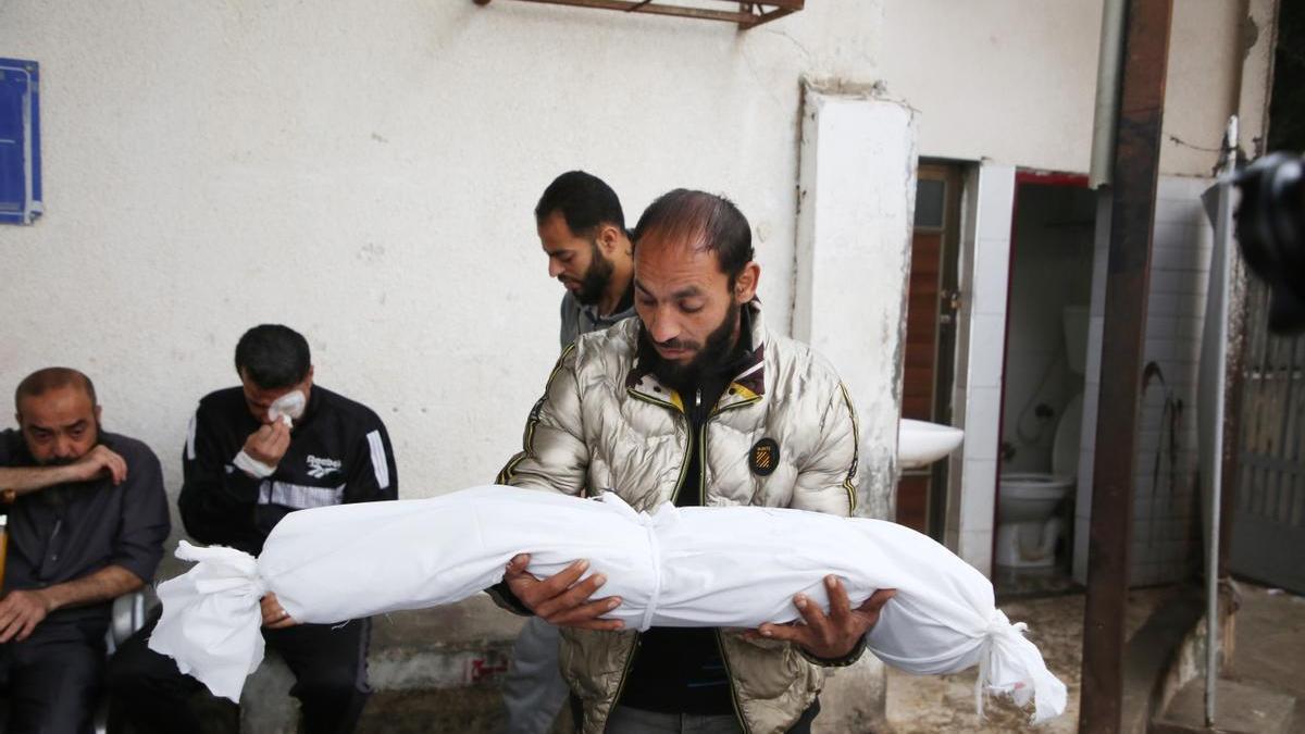 Un palestino sujeta el cuerpo de un menor fallecido en un ataque israelí.