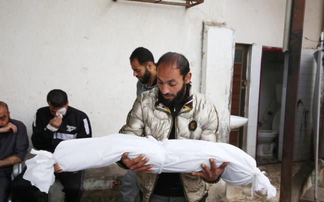 Un palestino sujeta el cuerpo de un menor fallecido en un ataque israelí.