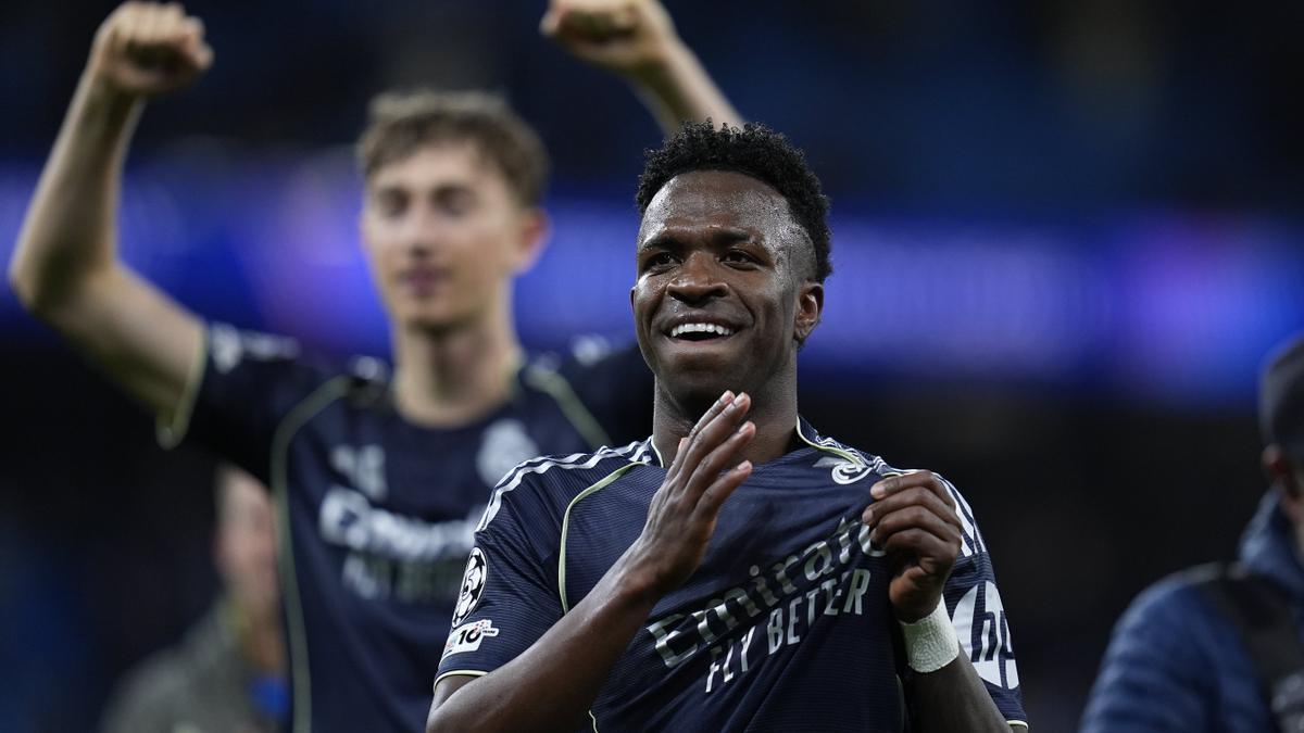 Vinicius celebra la victoria del Real Madrid frente al Manchester City en los octavos de final de la Champions League.