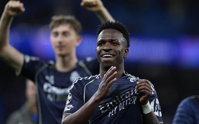 Vinicius celebra la victoria del Real Madrid frente al Manchester City en los octavos de final de la Champions League.