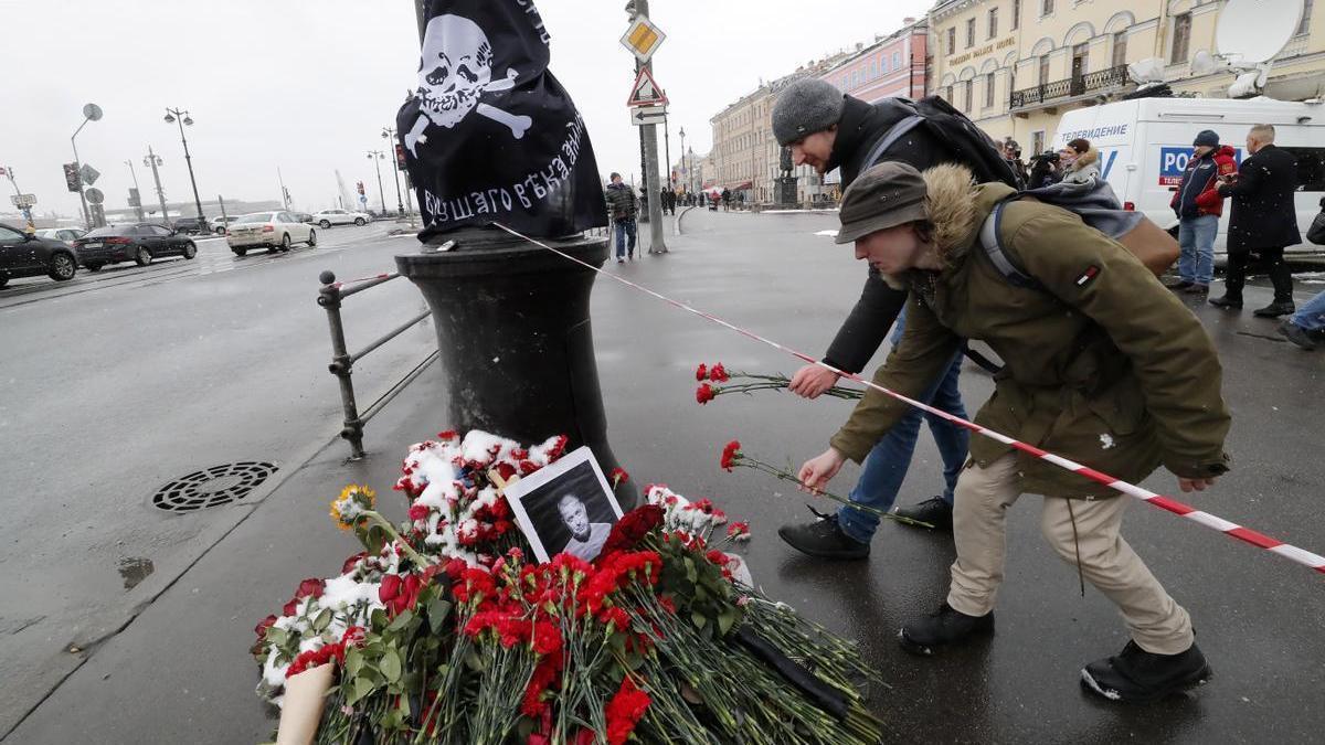 Homenaje a Vladlén Tatarski en el lugar de la explosión en San Petersburgo.