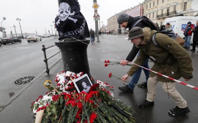 Homenaje a Vladlén Tatarski en el lugar de la explosión en San Petersburgo.