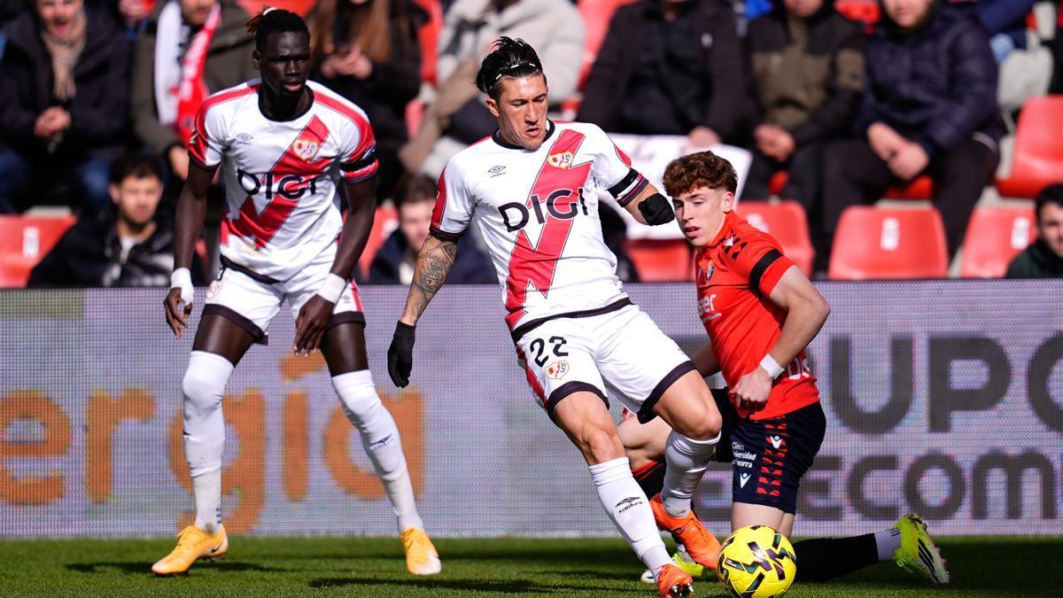 Alfonso Espino disputa un balón durante un partido del Rayo Vallecano de esta temporada.