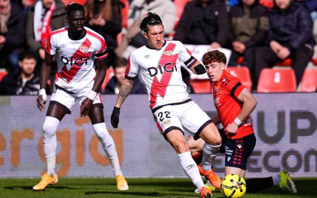 Alfonso Espino disputa un balón durante un partido del Rayo Vallecano de esta temporada.