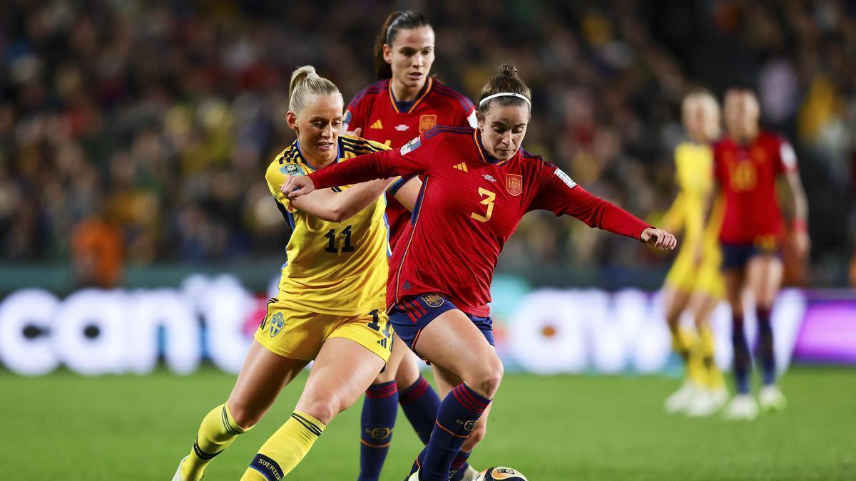 La jugadora sueca Stina Blackstenius lucha por el balón con Teresa Abelleira (d) durante la semifinal del Mundial femenino de fútbol disputado entre España y Suecia.