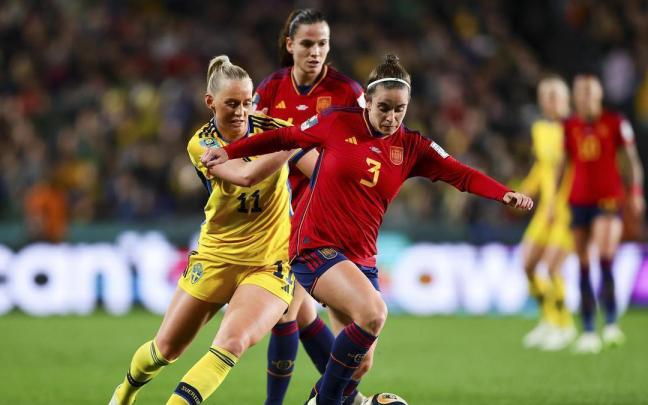 La jugadora sueca Stina Blackstenius lucha por el balón con Teresa Abelleira (d) durante la semifinal del Mundial femenino de fútbol disputado entre España y Suecia.