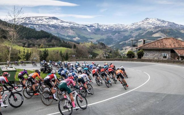 Imagen del pelotón durante la pasada edición de la carrera vasca, que arranca hoy en Gasteiz y finaliza el sábado en Eibar.