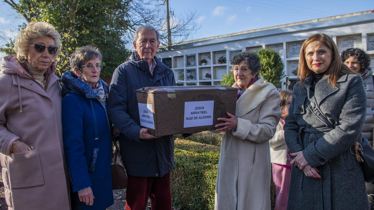La consejera de Justicia y Derechos Humanos, María Jesús San José, entrega los restos de Jesús Arratibel a su familia.