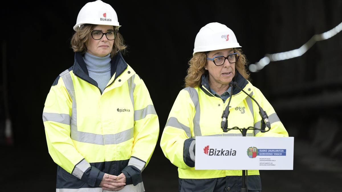 La consejera de Movilidad Sostenible y la diputada general de Bizkaia durante su visita a las obras de construcción de la Línea 5 de metro