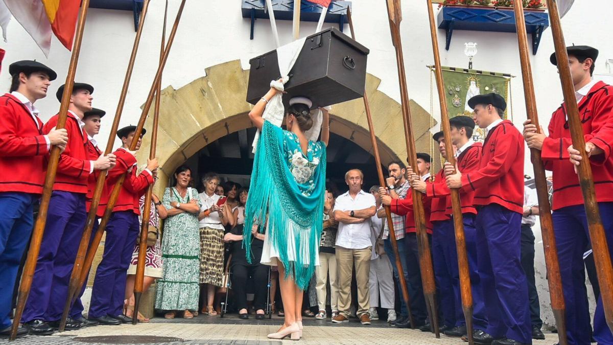 El pasado año Ainara Aramendia realizó 117 vueltas frente al arco de la Hermandad de Pescadores.