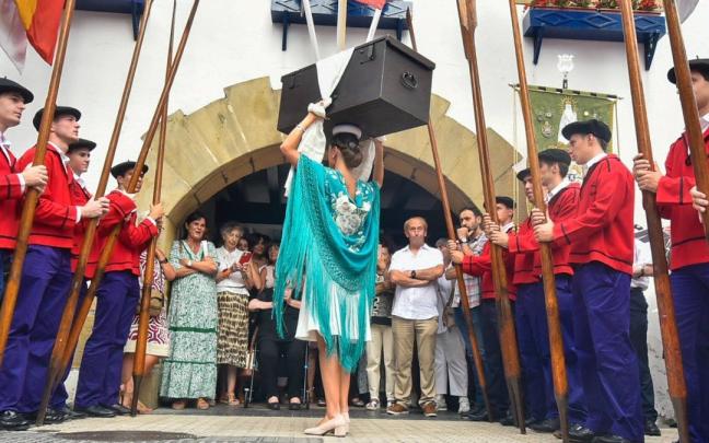El pasado año Ainara Aramendia realizó 117 vueltas frente al arco de la Hermandad de Pescadores.