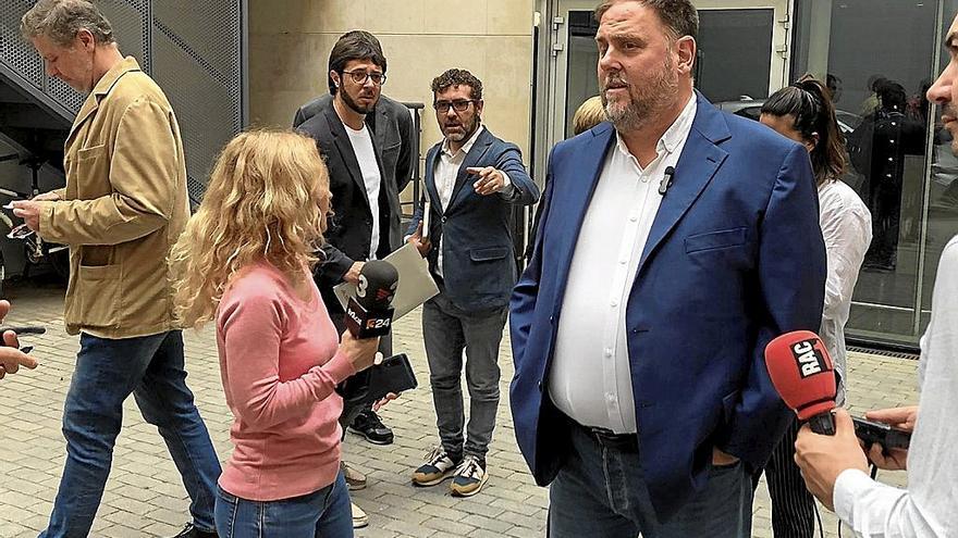 Junqueras, atendiendo recientemente a los medios de comunicación junto a la sede de ERC. | FOTO: E. PRESS