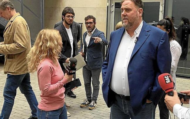 Junqueras, atendiendo recientemente a los medios de comunicación junto a la sede de ERC. | FOTO: E. PRESS