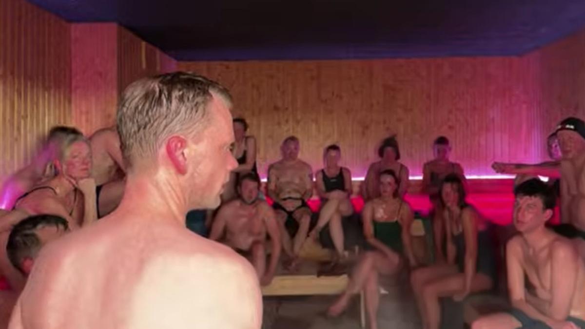 El ministro de Justicia danés, Peter Hummelgaard, hablando en una sauna.