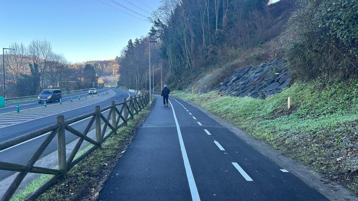 El bidegorri a su paso por la GI-627, de Aretxabaleta a Eskoriatza, ha sido objeto de mejoras.