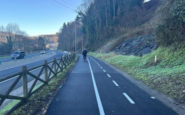 El bidegorri a su paso por la GI-627, de Aretxabaleta a Eskoriatza, ha sido objeto de mejoras.