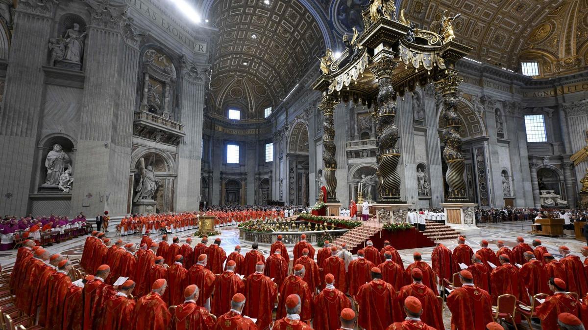 Los cardenales, en la primera fila, en la misa que celebraron antes de elegir al nuevo Papa.