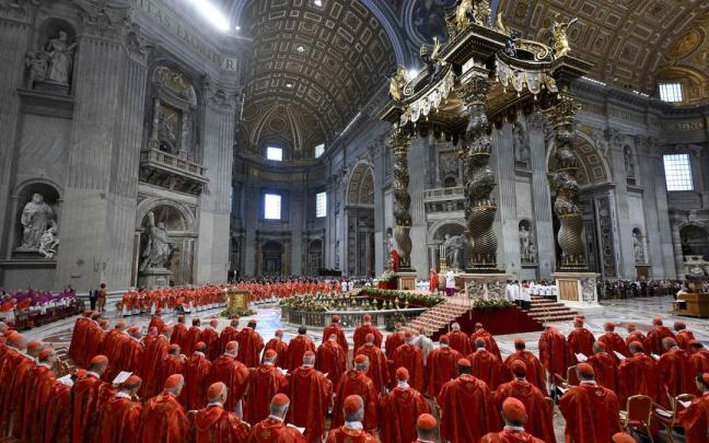 Los cardenales, en la primera fila, en la misa que celebraron antes de elegir al nuevo Papa.