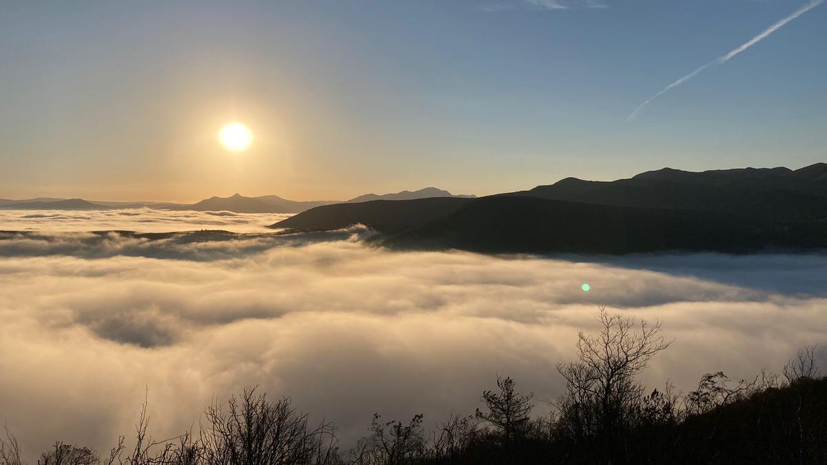 Un mar de nubes nos recibe al llegar