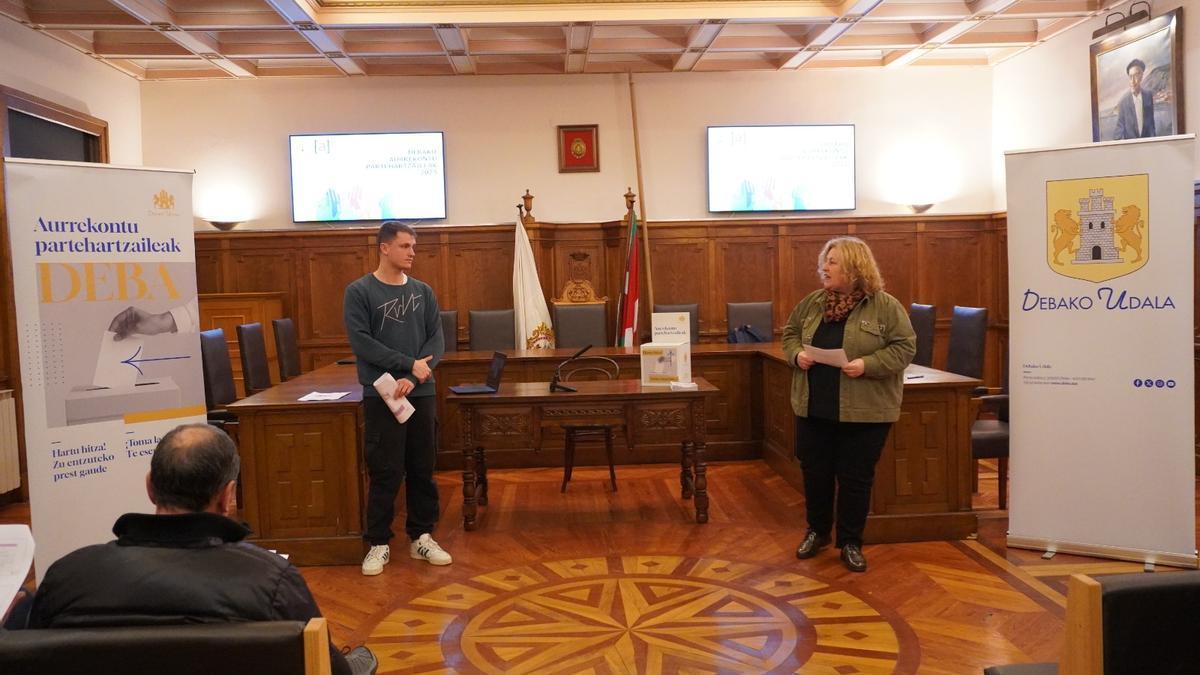 La presentación pública del programa de presupuestos participativos tuvo lugar en el salón de plenos del Ayuntamiento de Deba el 3 de febrero