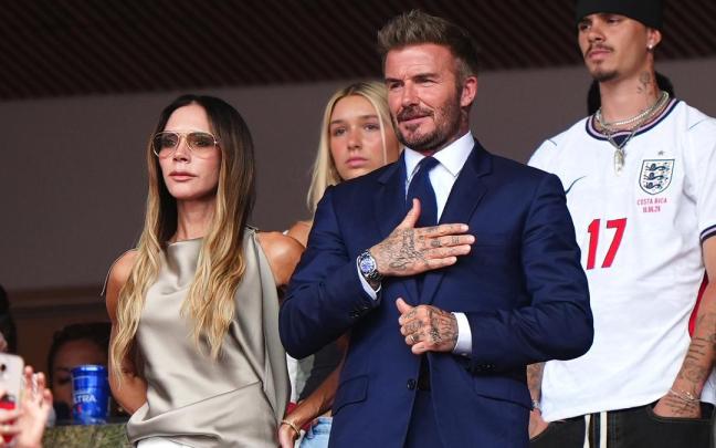 El matrimonio Beckham junto a sus hijos en la Copa del Mundo.