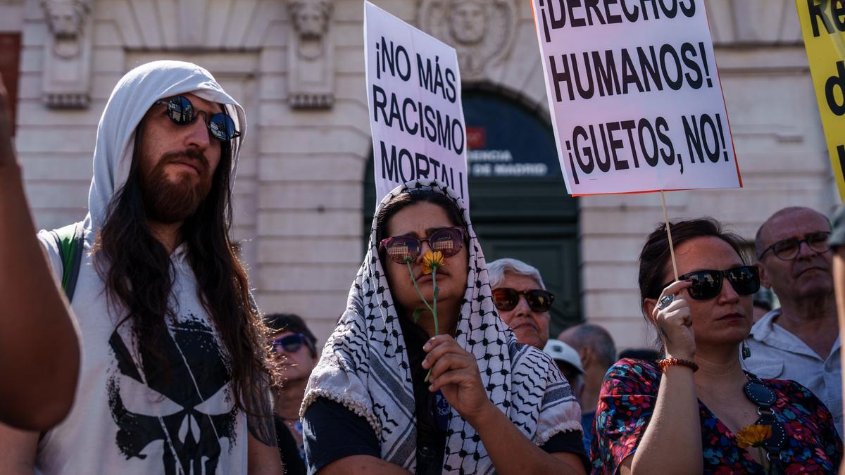 Varias personas sostienen pancartas con lemas 'Reclamamos derechos humanos' y '¡Derechos humanos! ¡Guetos, no!' durante una manifestación en rechazo a las actitudes violentas y racistas ocurridas durante la crisis migratoria en Ceuta