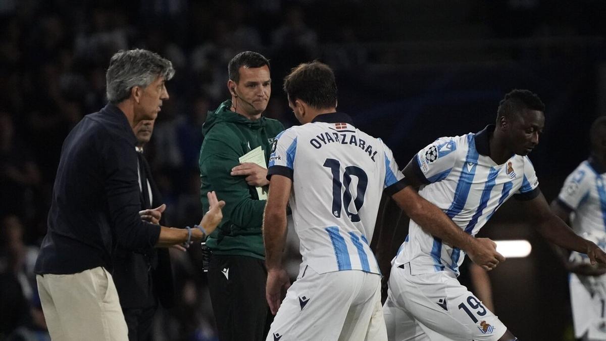 Imanol Alguacil, dando instrucciones a Mikel Oyarzabal, este miércoles en Anoeta. / RUBEN PLAZA