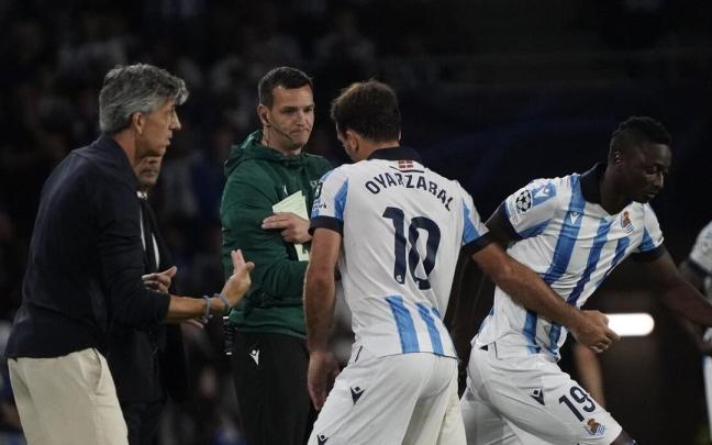 Imanol Alguacil, dando instrucciones a Mikel Oyarzabal, este miércoles en Anoeta. / RUBEN PLAZA