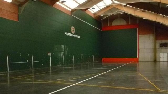 Frontón del polideportivo municipal de Orozko