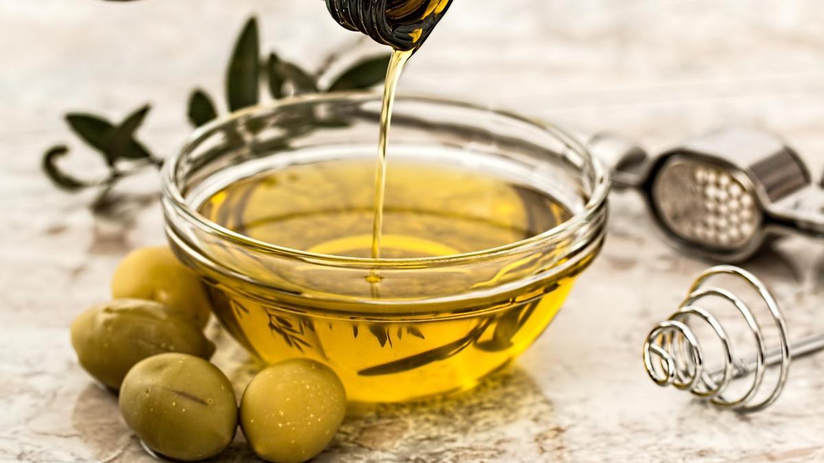 El aceite de oliva es la compañía perfecta para el calabacín en esta receta veraniega.