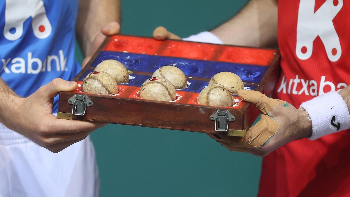 Elección de material para el partido Altuna - Ezkurdia contra Laso - Albisu, de la final del Campeonato de Parejas de la Pelota Pro Liga.